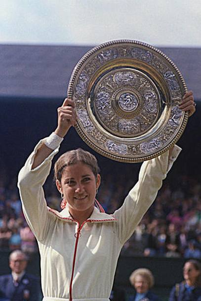 Sempre a Wimbledon, nel 1974, alza il trofeo dopo la vittoria finale (Ap)